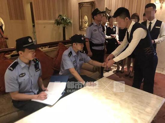 娱乐场所抽查工作人员。蒋大伟 摄