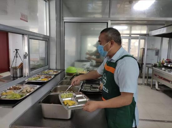 图为:免费午餐就餐点 椒江区委宣传部提供