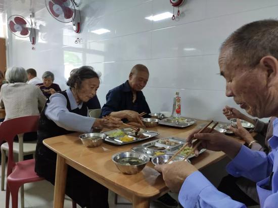 图为:来自下大陈的45位老人享用免费午餐 椒江区委宣传部提供