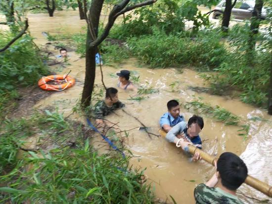 当地民警对落水老人进行救援。长兴公安提供