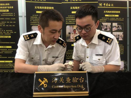 义乌海关关员正在查验象牙挂件 义乌海关提供