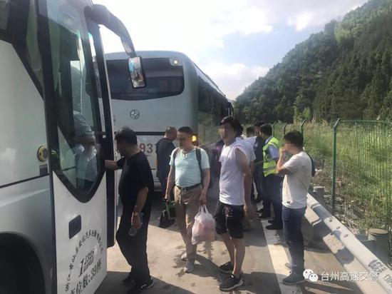 在叶警官耐心细致地帮助下，没多久，33名乘客又安全坐上了回家的大巴车。