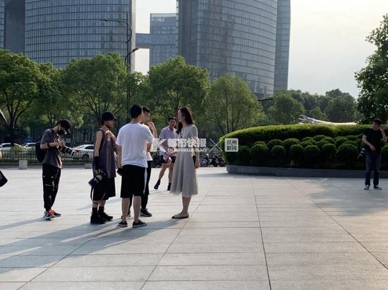来福士门口,一组团队正在商量如何拍摄 摄影 | 万禺