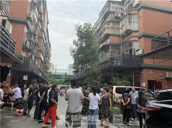 一位大姐顺手一指,“喏,那边,昨晚就出事了,大概晚上7点多。”