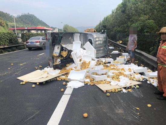 图为:事故现场 台州高速交警供图