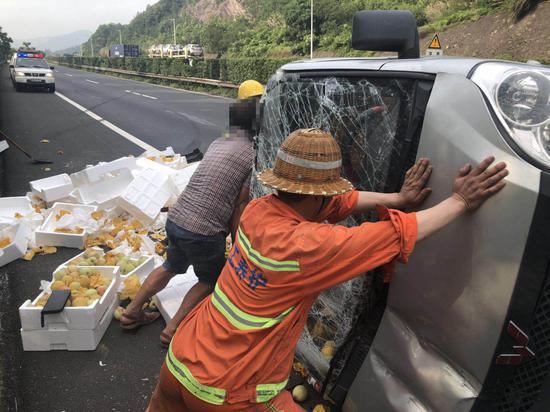 图为:事故现场 台州高速交警供图