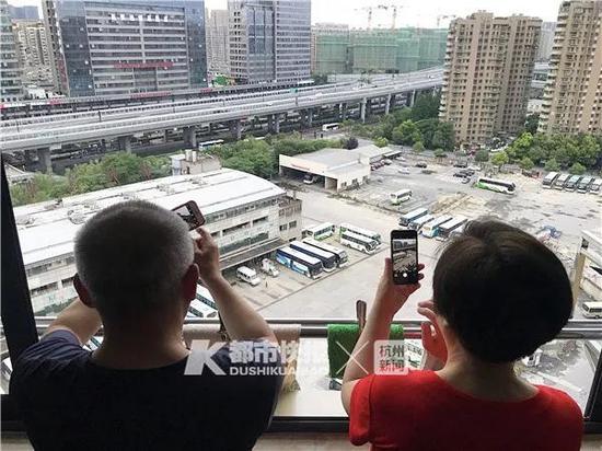 滕大爷和罗大妈住望江新园高层,听说是南站最后一天,在阳台上拍照留念。