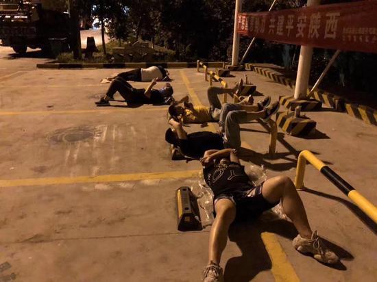 民警席地而睡 桐乡公安供图