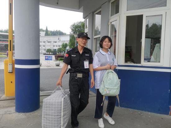 周华海默默无闻,却一直守护着校园师生 遂昌宣传部提供