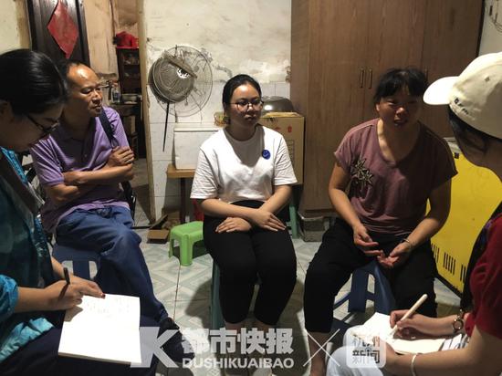 记者采访嘉怡(中) 摄影 丨 徐美儿