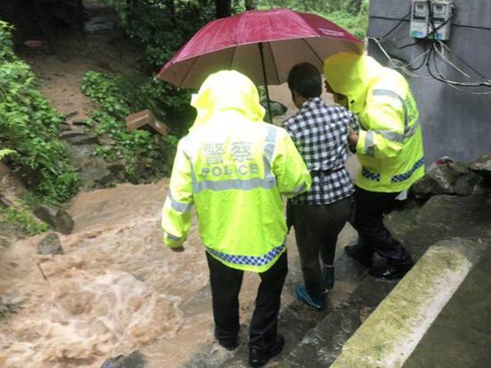 武义民警护送受困群众转移。金华公安提供