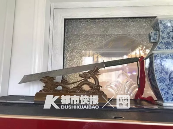 典当行内搜出的刀具