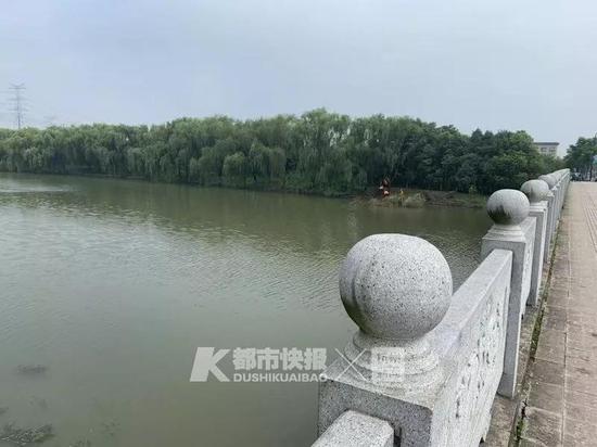 情况紧急,余杭公安仁和派出所警力及PTU303号车3分钟内先后到达现场。