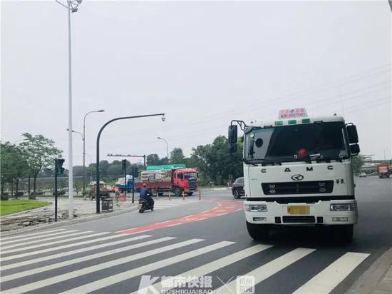 德胜东路与文津路交叉口的“右转危险警示区”