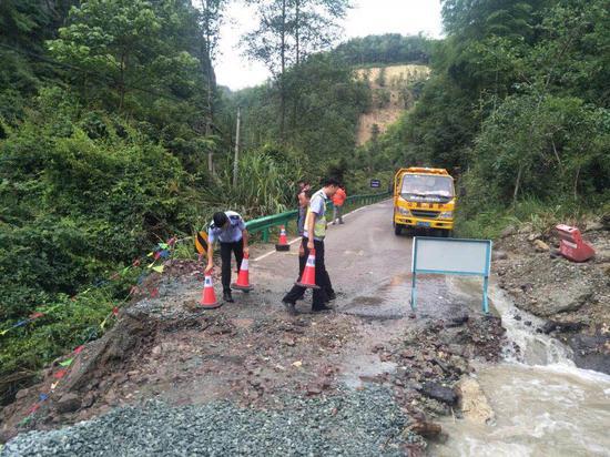 桥梁坍塌 汽车被困山洪 多方合力救援通车 柳昔元 摄