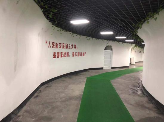 图为塔山人防工程纳凉点一影 项菁