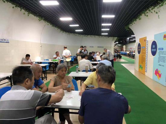 图为塔山人防工程纳凉点一影 项菁