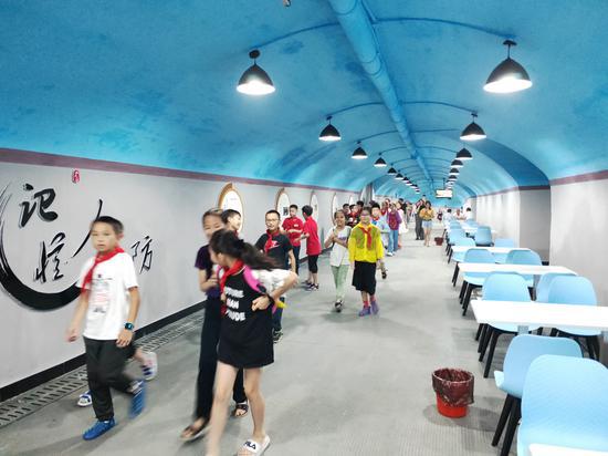 图为当地小学生参观蕺山人防工程纳凉点 绍兴市人防办供图