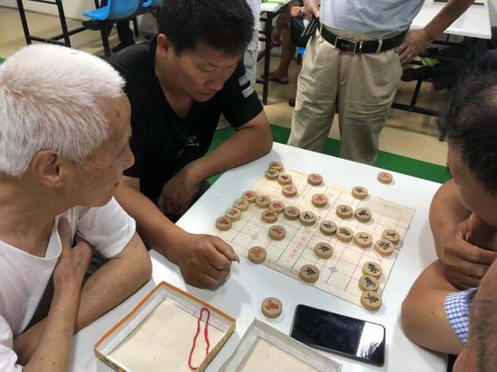 图为当地市民在塔山人防工程纳凉点内娱乐 项菁