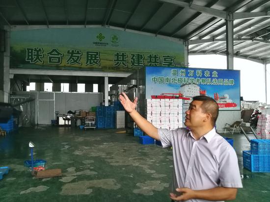 梅屿蔬菜合作社社书记、理事长洪邦钱介绍合作社发展情况 摄影 李佳荫