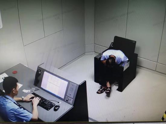 男子在高铁上抽烟致列车降速缓行 被移交警方 公安提供
