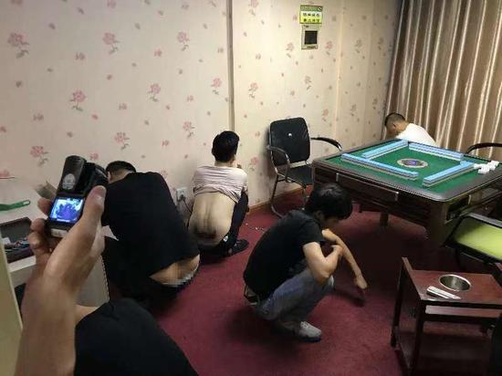 周某等人被当场抓获。南湖公安供图
