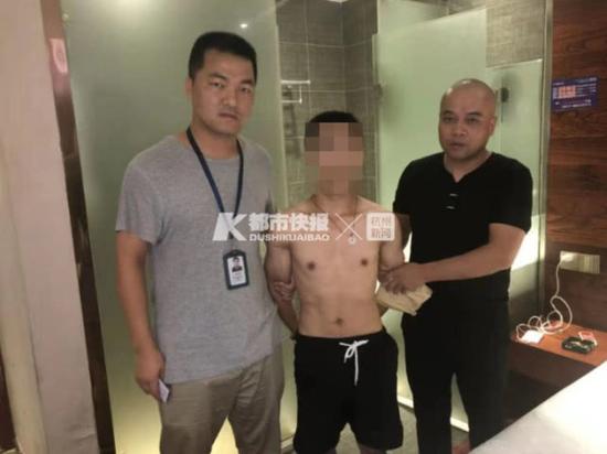 目前,雷某因涉嫌抢劫已被公安机关依法刑事拘留,案件正在进一步调查中。