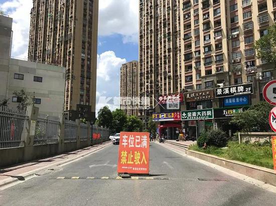 记者来到事发小区景溪北苑,位于西湖区三墩镇。