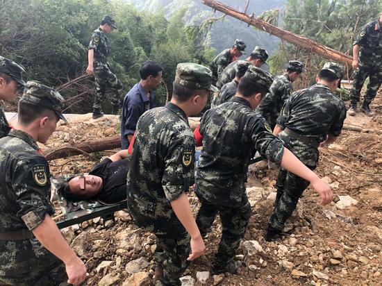 官兵将受困群众抬至山下。 嘉兴武警提供