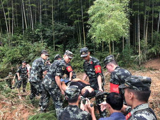 受困群众被成功救下。 嘉兴武警提供