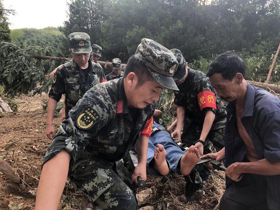 官兵将受困群众抬至山下。 嘉兴武警提供