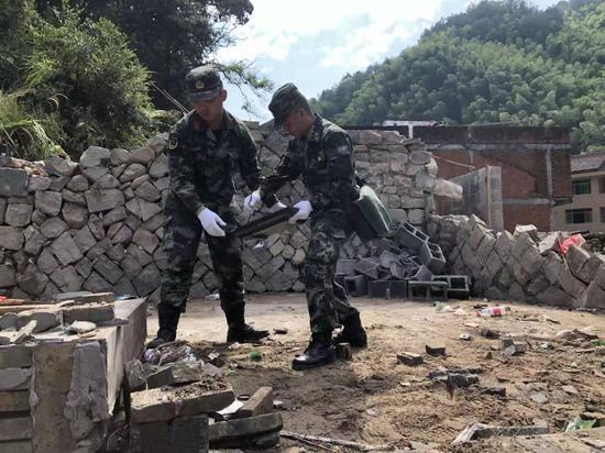 武警官兵积极参与永嘉山早村灾后重建。温州武警供图