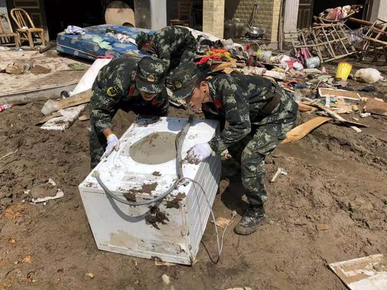 武警官兵积极参与永嘉山早村灾后重建。温州武警供图