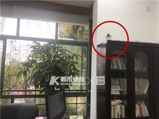 圆圈中是校长办公室安装的摄像头 学校供图