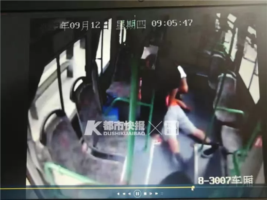 杭州1男子公交车上心跳呼吸骤停 救醒后立马说要回家