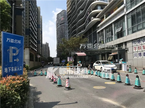 万亚金沙湖一号地下车库入口