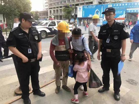 ▍一家三口团聚