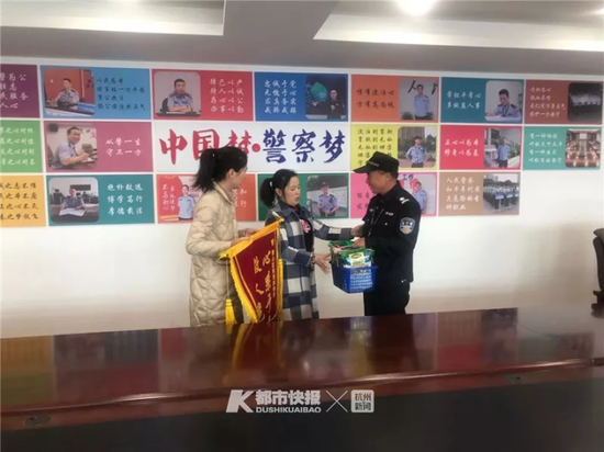 女儿送的金戒指掉进钱塘江 浙不会游泳的妈妈跳下去捞