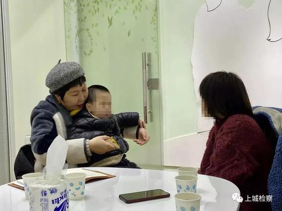 心理专家对母子二人进行心理干预