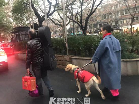 音乐会结束后,爸爸背着琵琶走在前面 阿拉丁带着小卉走在后面 摄影 | 刘永丽