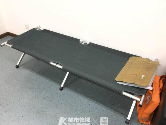 接线员的行军床