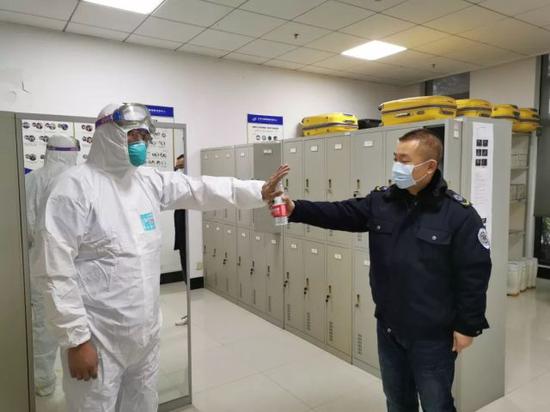 ▲出发前,拒绝同事递来的水