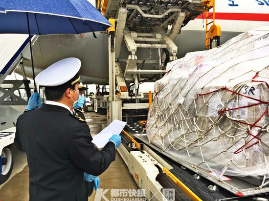 海关关员开展多单元并列式查验 摄影 | 黄克仁