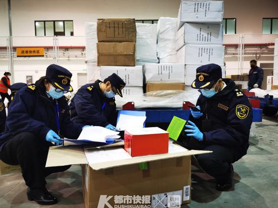 海关关员在飞机旁监督物资装卸