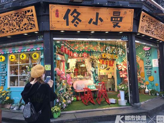 刘小姐在拍照打卡
