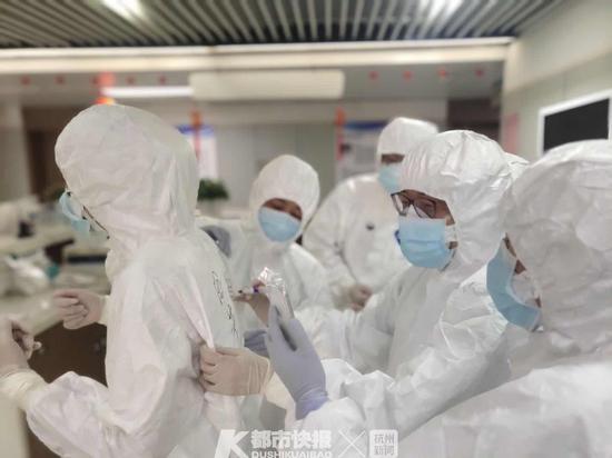 在杭州西溪医院负压病房里工作的刘涧