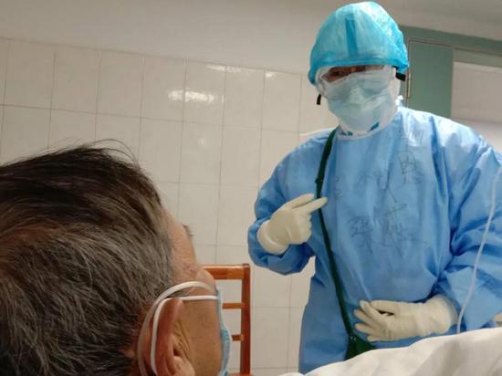 图为:台州援荆门医疗队员张薇正在和患者交流 吴践帆提供