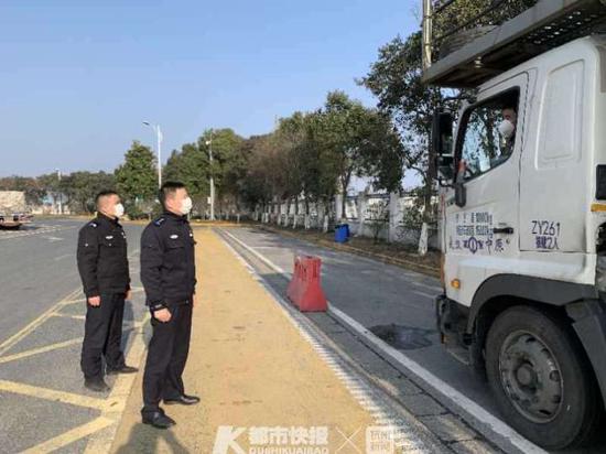 江洁宁送李伟到服务区