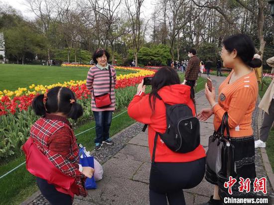 图为游客结伴游览太子湾，捕捉春的气息 童笑雨 摄