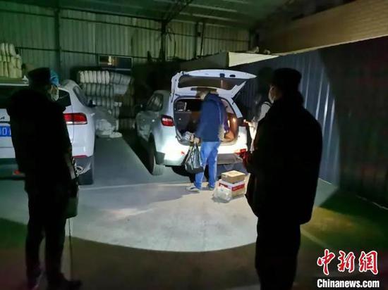 杨花夫妇深夜到达隔离点。於潜镇 供图